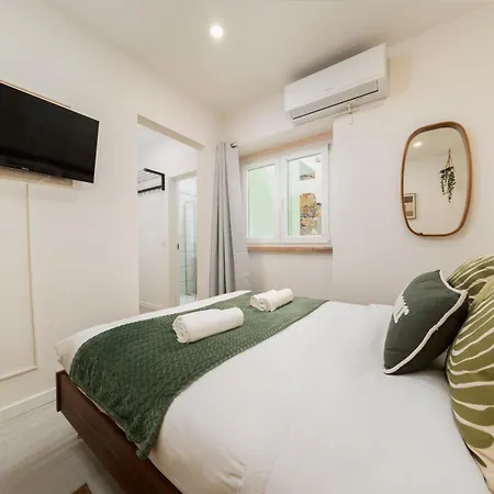 Flat In With Ac & Private Kitchen 아파트