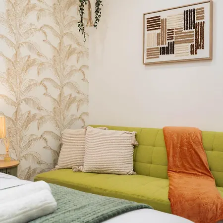 Flat In With Ac & Private Kitchen 아파트