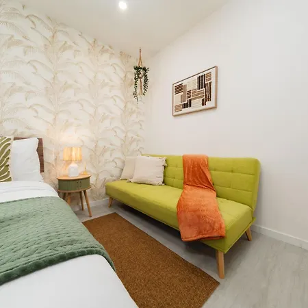 Flat In With Ac & Private Kitchen 아파트