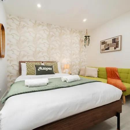 Flat In With Ac & Private Kitchen 아파트 *