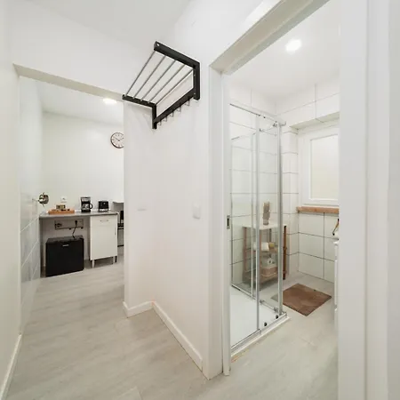 Flat In With Ac & Private Kitchen 아파트