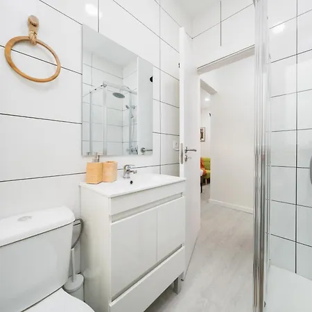 Flat In With Ac & Private Kitchen 아파트