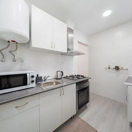 Flat In With Ac & Private Kitchen 리스본