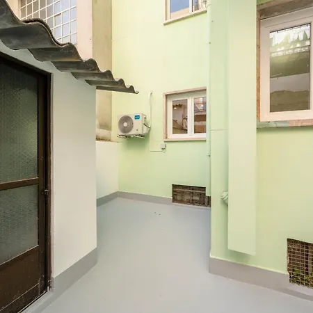 Flat In With Ac & Private Kitchen 리스본